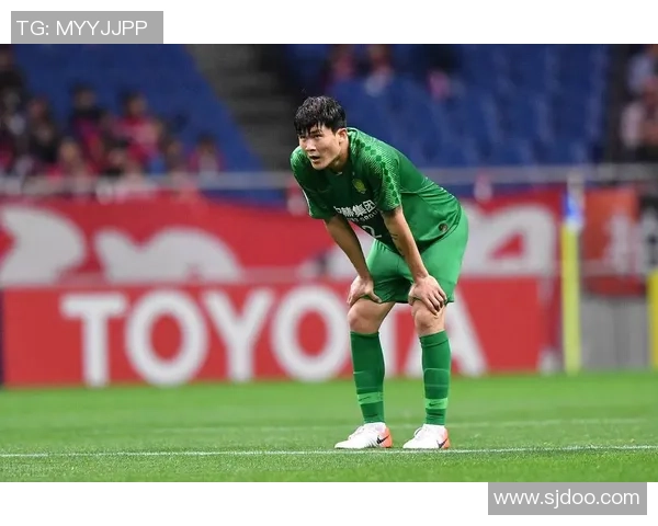 荷兰足球明星戴墨镜展现酷炫风采引发球迷热议与关注