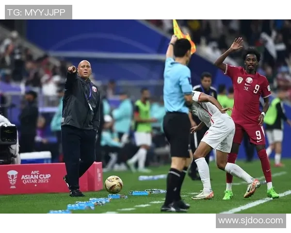 马奎斯与足球明星同框合影展现运动与艺术的完美结合